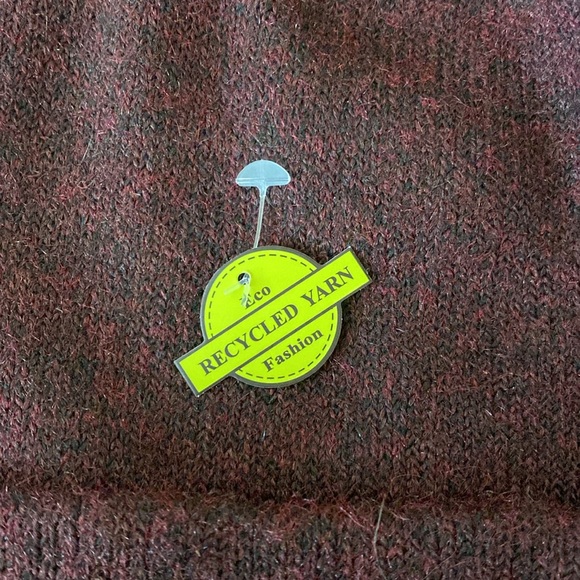 C.C Exclusives beanie Burgundy - Picture 2 of 2